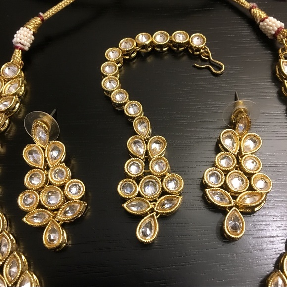 Beautiful leaf design Indian necklace set - Picture 4 of 6